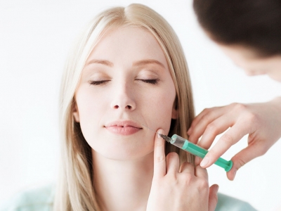 Wrinkles on the lips are removed with lip botox.