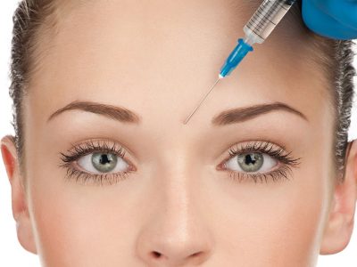Wrinkles between the eyebrow mid-botox process and the eyebrows are removed.